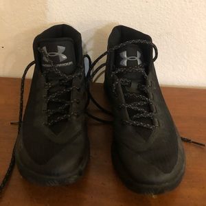 Under Armour high top lace up tennis shoes